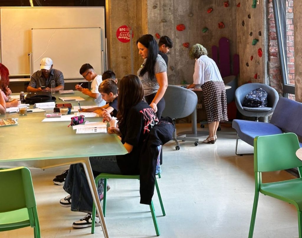 Masa caldă îi aduce mai aproape de școală pe copiii din Ferentari, fiind adesea singura hrană pe care o primesc în weekend