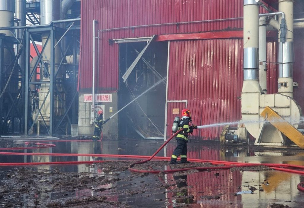 Un angajat din Sri Lanka, grav rănit în explozia de la Kronospan Sebeș, a decedat după săptămâni de tratament; autoritățile au deschis un dosar pentru ucidere din culpă