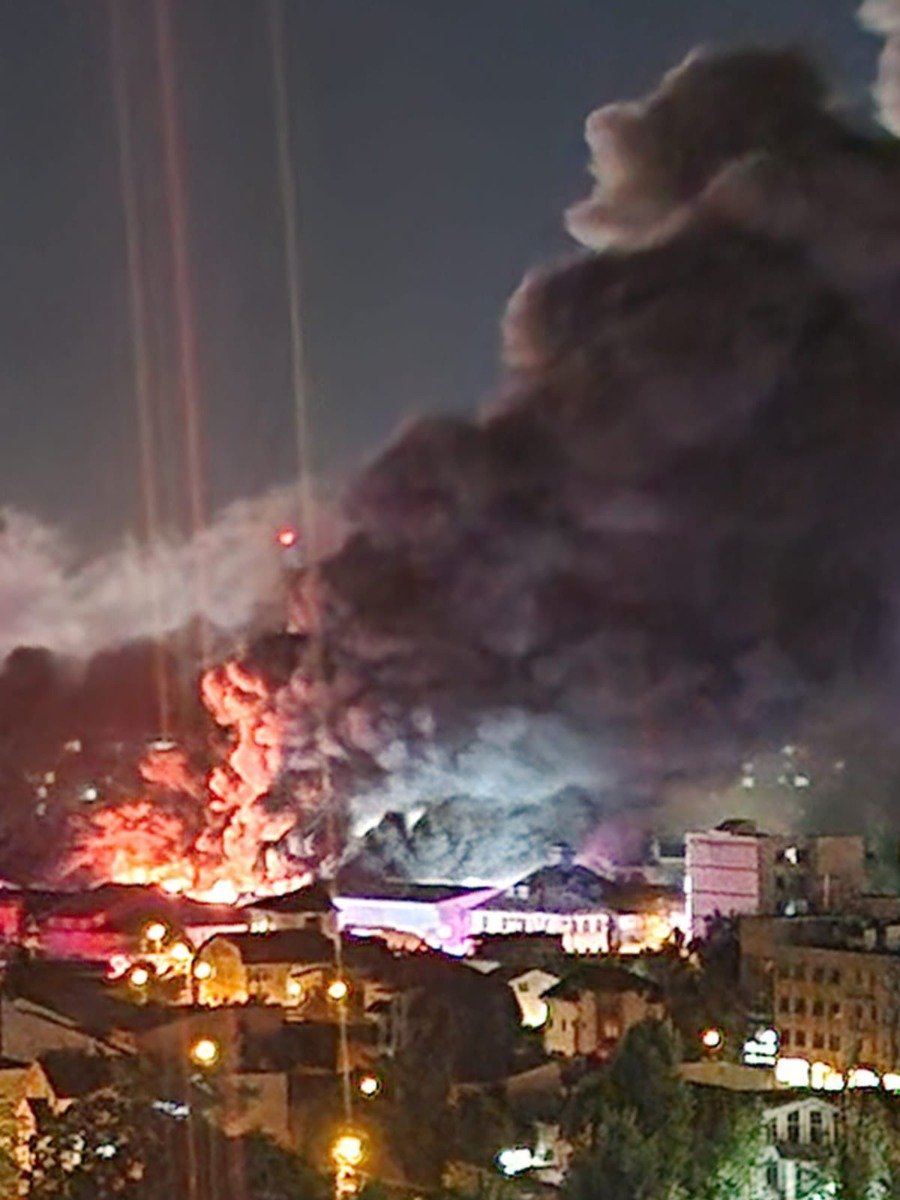 Video și actualizare: Incendiu major la un depozit frigorific în zona Pantelimon din Capitală, cu patru alerte RoAlert emise în diverse sectoare și risc ca fum toxic să se răspândească în locuințe