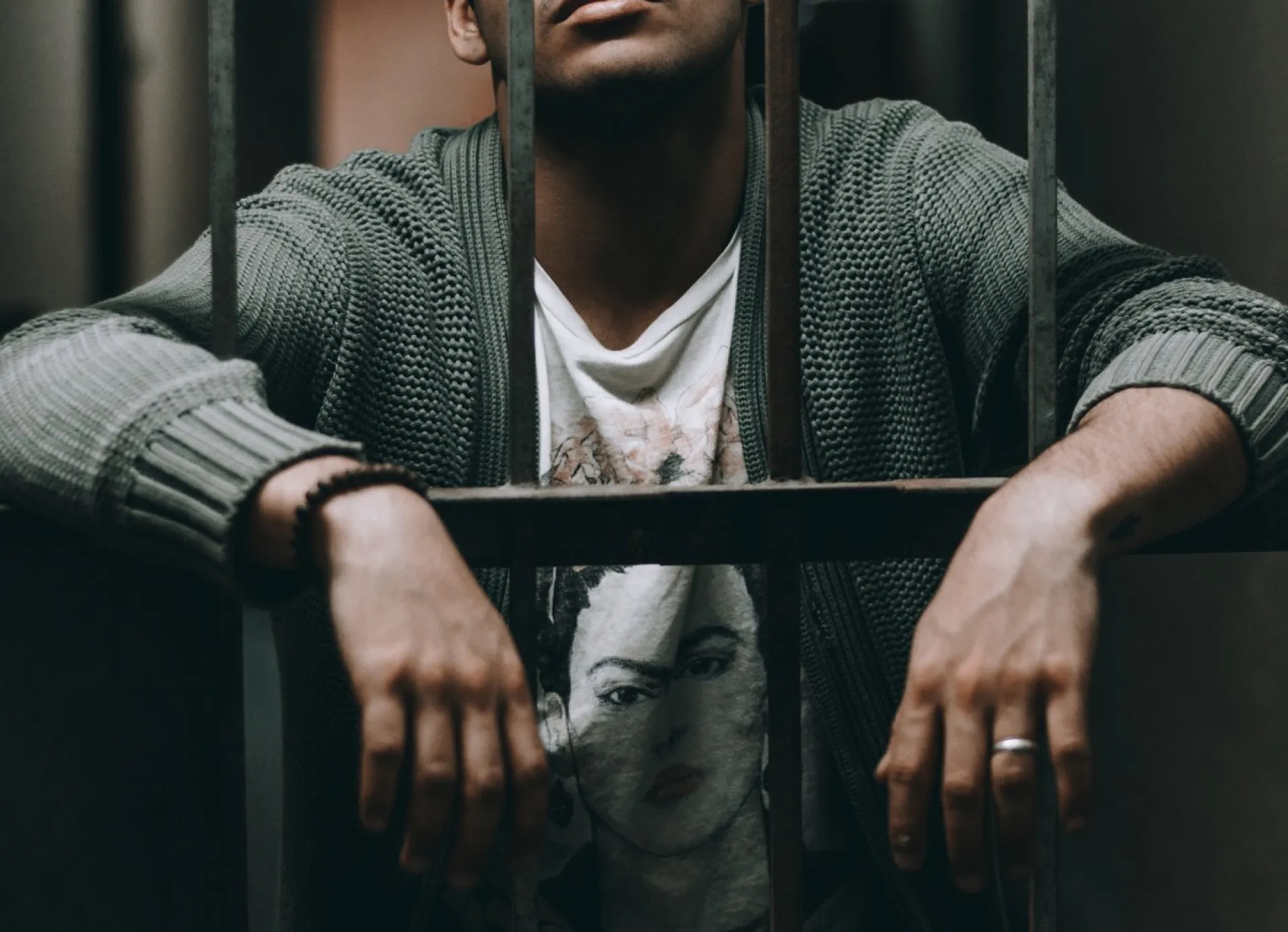 După 23 de ani, bărbatul condamnat pentru o crimă extrem de gravă, comisă anterior, se află în penitenciar și a fost ulterior condamnat și pentru ultraj