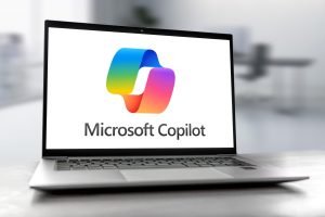 Microsoft 365 Copilot va fi automată pe majoritatea PC-urilor cu Windows 11, aducând AI integrat