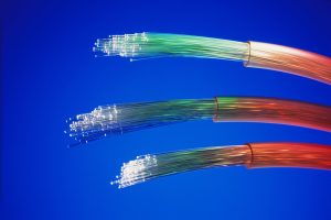 Fibrele optice din sticlă tip „paie” pot schimba total viteza conexiunii la internet