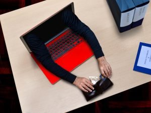 Cum ajungi accidental escroc online și de ce e dificil să te eliberezi, povestea unui expert IT, investigată de Reuters