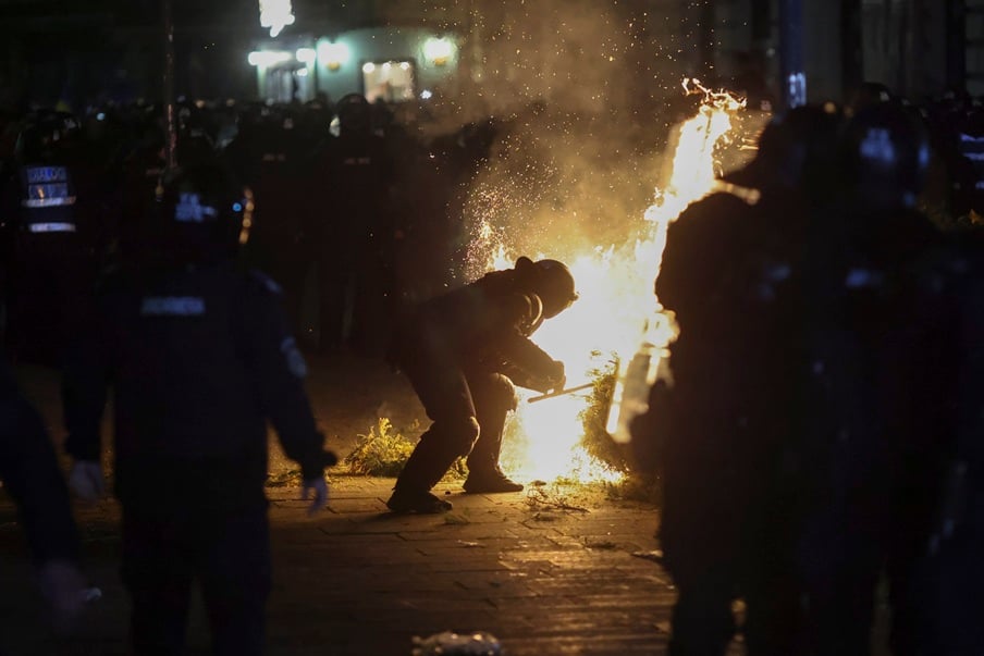 jandarmi-violente-centrul-vechi-incendiu.jpg