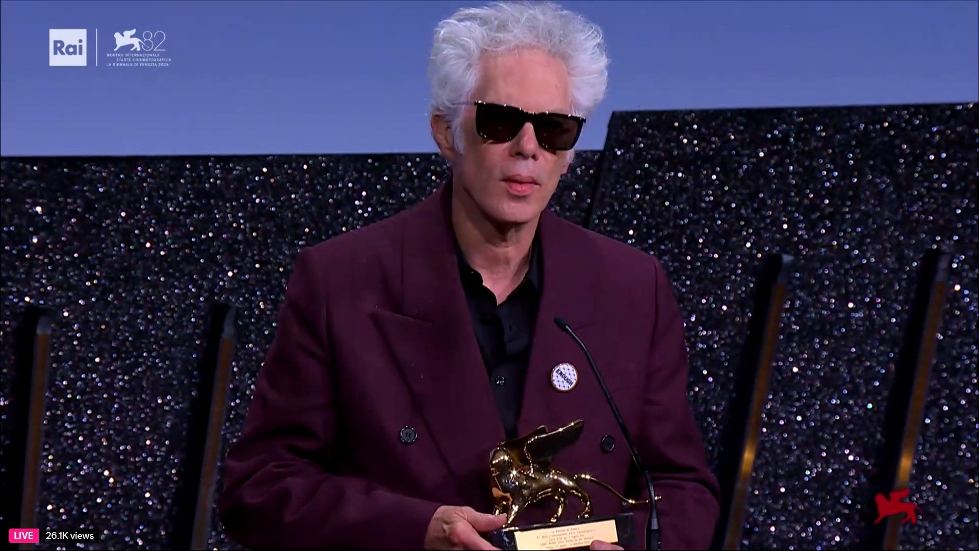 [ad_1] Pelicula „Father Mother Sister Brother”, regizată de cineastul independent american Jim Jarmusch, a câștigat sâmbătă seară cel mai prestigios premiu – Leul de Aur – în cadrul celei de-a 82-a ediții a Festivalului Internațional de Film de la Veneția, conform site-ului oficial al evenimentului