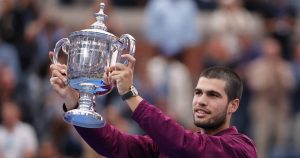 Tennisul la înălțime: Carlos Alcaraz învinge pe Jannik Sinner și recâștigă poziția de lider mondial în acest sport.