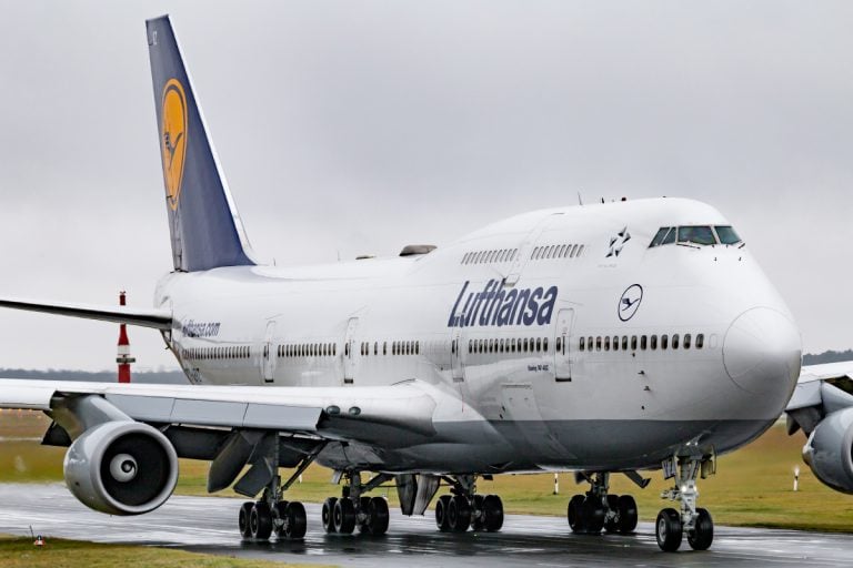 Lufthansa restructură cu 4.000 de posturi și adoptă inteligența artificială pentru creșterea eficienței, după un an 2024 dificil, plin de greve, întârzieri și competiție acerbă