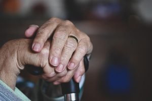 Pensionarii români rezidenți în străinătate trebuie să dovedească că sunt în viață pentru a nu-și pierde pensiile de la 1 octombrie