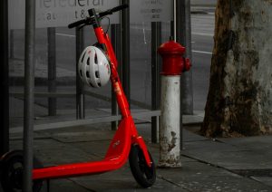 Un adolescent de 13 ani, grav rănit în județul Sibiu după căderea de pe o trotinetă electrică la începutul lunii septembrie, a decedat în spital