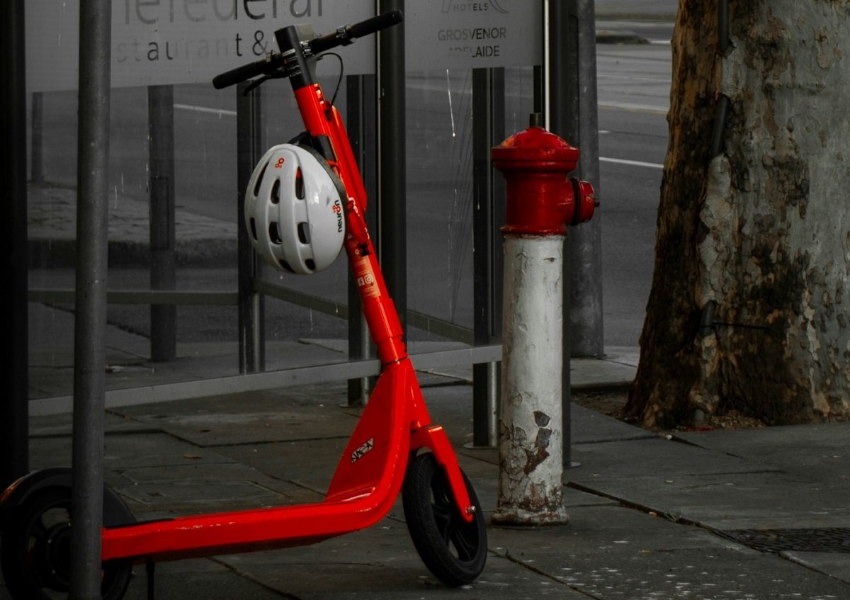 [ad_1] Un copil de 6 ani a fost rănit joi la Eforie Nord, după ce a fost lovit de o trotinetă electrică în timp ce traversa strada pe trecerea de pietoni