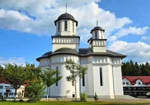 Un ieșean a sustras banii din cutia milei de la Mănăstirea Piatra Craiului și a spart echipamentele de supraveghere pentru a evita identificarea