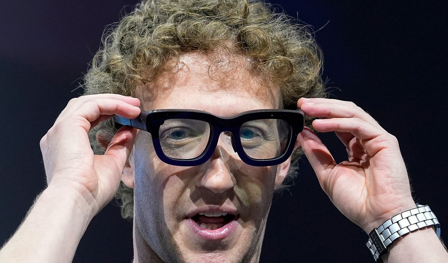 Două demonstrații se opresc brusc pe scenă