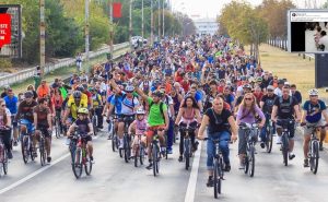 Numerosi cicliști au constituit un lanț uman pentru a protesta împotriva autoturismelor parcate pe pistele de biciclete din Milano