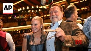Schwarzenegger dirijează o trupă într-un cort de bere la Oktoberfest, München