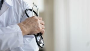 Medicii care distribuie informații false sau contrazic dovezile științifice riscă sancțiuni disciplinare, conform unei inițiative a deputaților USR Remus Negoi și Adrian Wiener