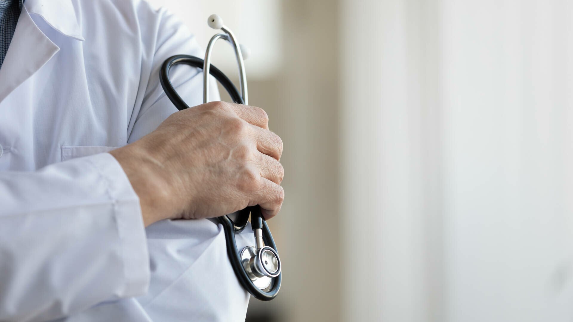 Primă la Iași: Spitalul Militar executat silit, iar trei medici au câștigat în instanță majorări salariale retroactive de 55%, într-un litigiu de 114.000 de lei