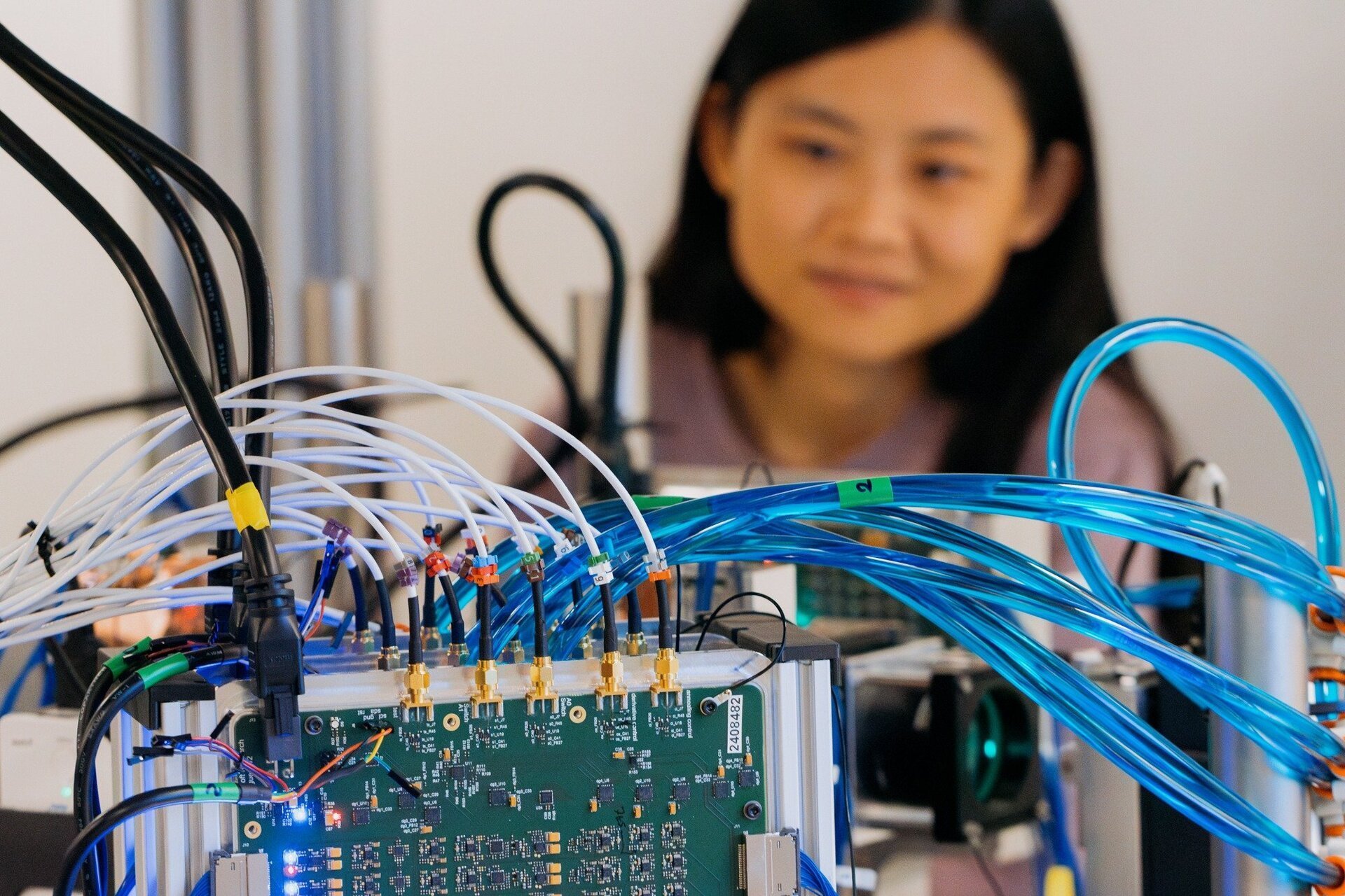 [ad_1] Microsoft a făcut un pas semnificativ în evoluția tehnologiilor de calcul prin dezvoltarea unui computer optic analogic (AOC), o arhitectură inovatoare care utilizează lumină, micro-LED-uri și senzori pentru a efectua calcule