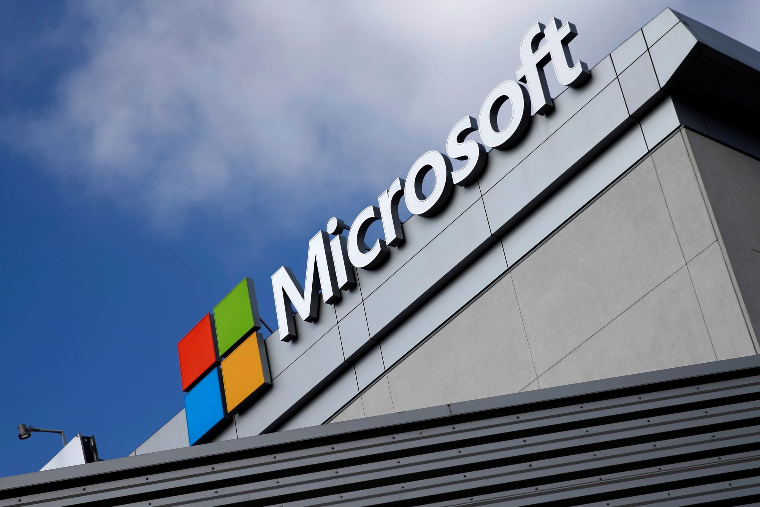 [ad_1] Microsoft a anunțat o schimbare semnificativă în politica sa de lucru, planificând impunerea, de la finalul lunii februarie 2026, a unui minim de trei zile petrecute la birou pentru angajații din Statele Unite și, ulterior, pentru cei din întreaga lume