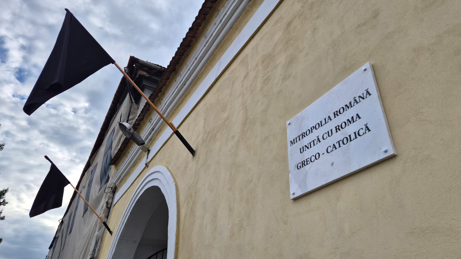 Zi de doliu în Blaj în memoria cardinalului greco-catolic Lucian Mureșan, cu drapelul și simbolurile orașului coborâte în bernă și momente de reculegere în memoria sa
