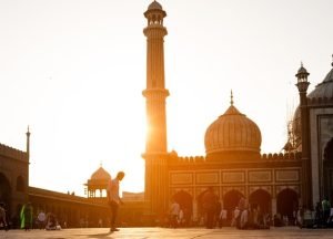 Tehnici tradiționale de construcție și inovație tehnologică într-un proiect din Abu Dhabi: prima moschee cu consum energetic zero, realizată cu lut și panouri solare