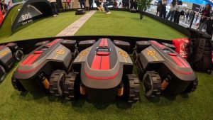 Roborock introduce primii roboți inteligenți de tuns iarba: RockMow Z1, S1 și Neo Q1