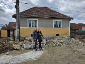 Un cuplu părăsește Bucureștiul pentru a găsi liniște într-un sat din Sibiu și lucrează la renovarea unei case din 1940, după ce a locuit într-o garsonieră de 20 de metri pătrați și acum se bucură de o curte de 2.000 metri pătrați