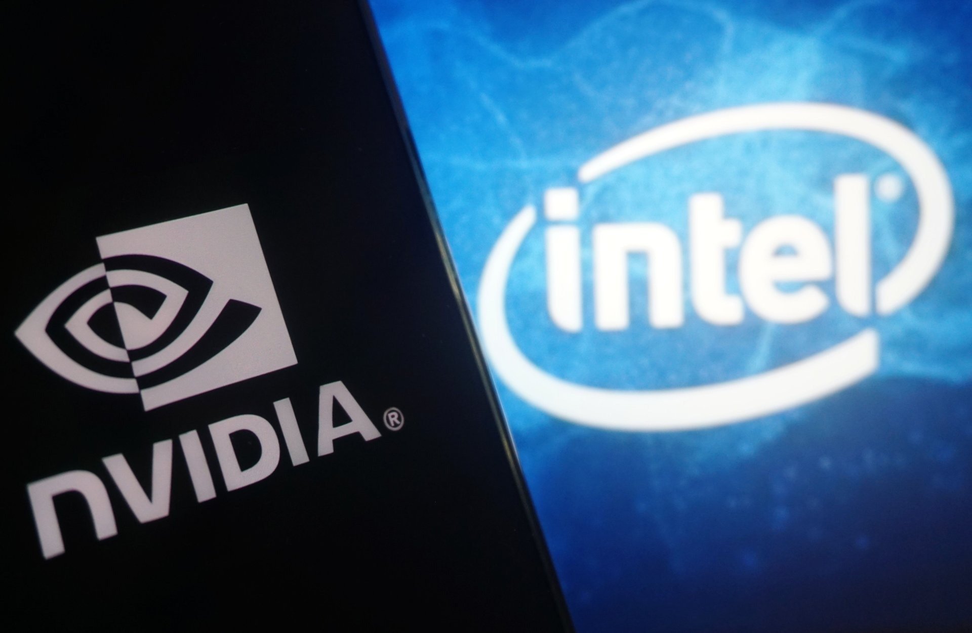 [ad_1] Nvidia a anunțat o investiție de 5 miliarde de dolari în Intel, marcând o schimbare semnificativă peisajului industriei semiconductorilor