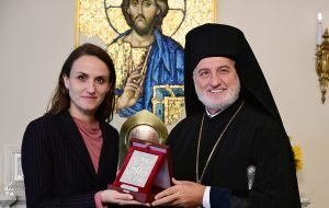 Oana Țoiu discută cu arhiepiscopul bisericii ortodoxe din SUA despre speranța recunoașterii de către patriarhul Daniel a Bisericii Ortodoxe a Ucrainei