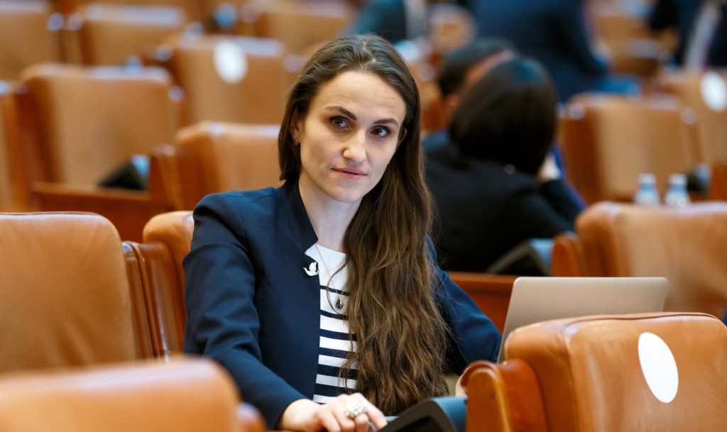 oana-toiu-usr-parlament-e1657040805130.jpg