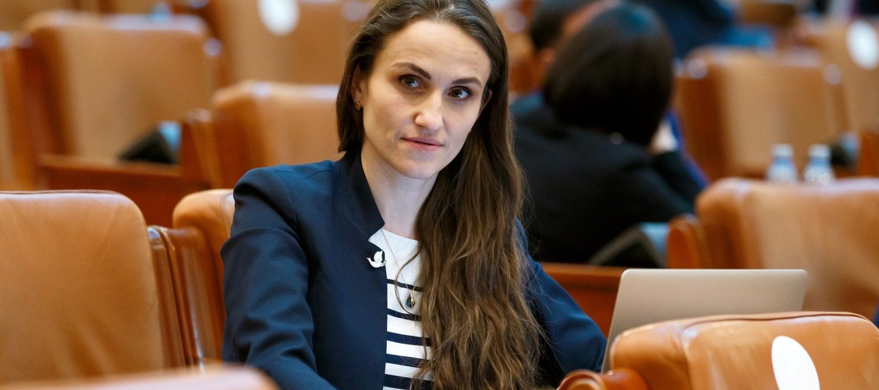 oana-toiu-usr-parlament-e1657040805130.jpg