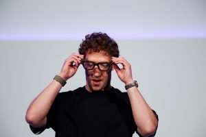 Meta introduce ochelari inteligenți cu ecran, deschizând drumul către „superinteligență”