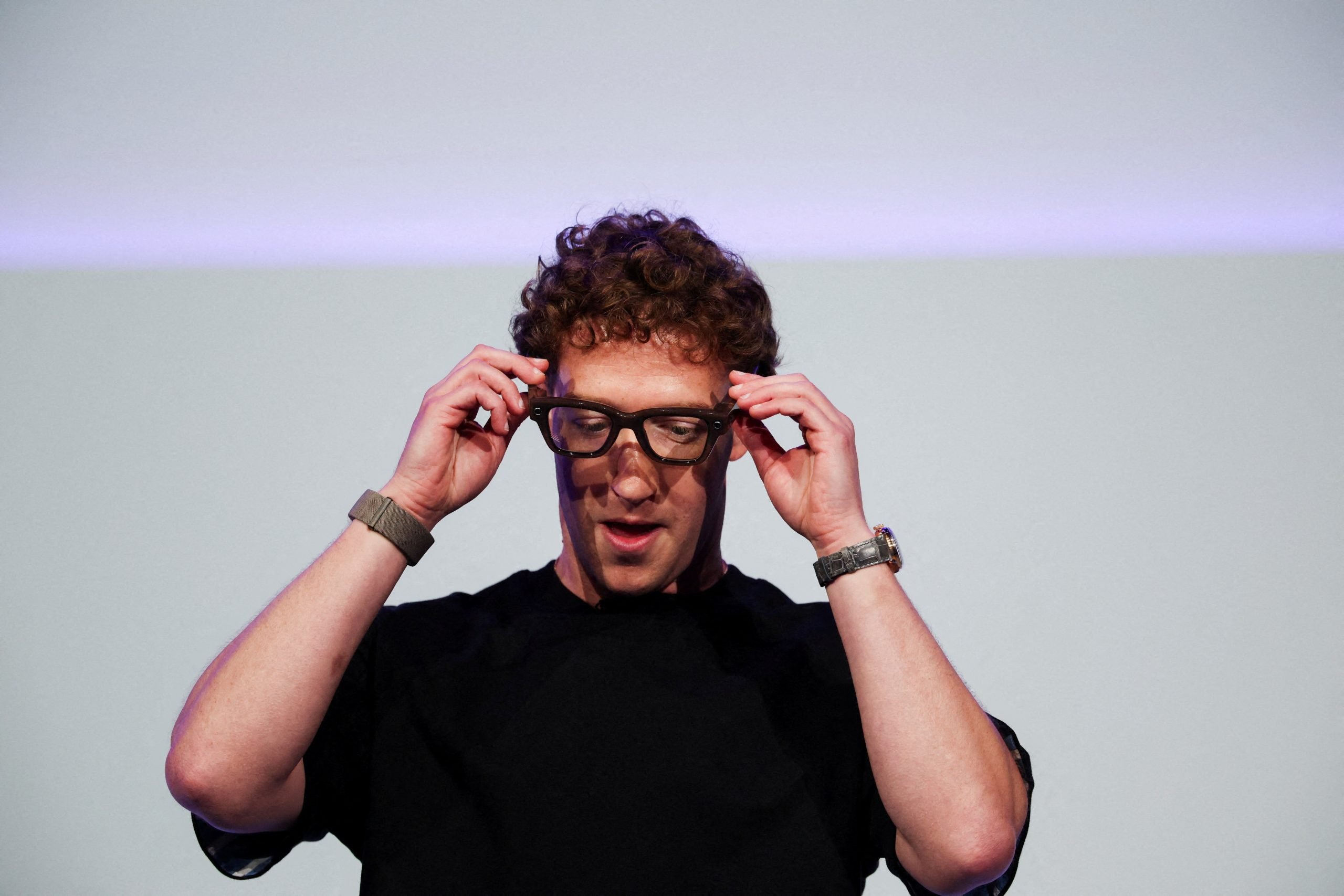 Meta introduce ochelari inteligenți cu ecran, deschizând drumul către „superinteligență”