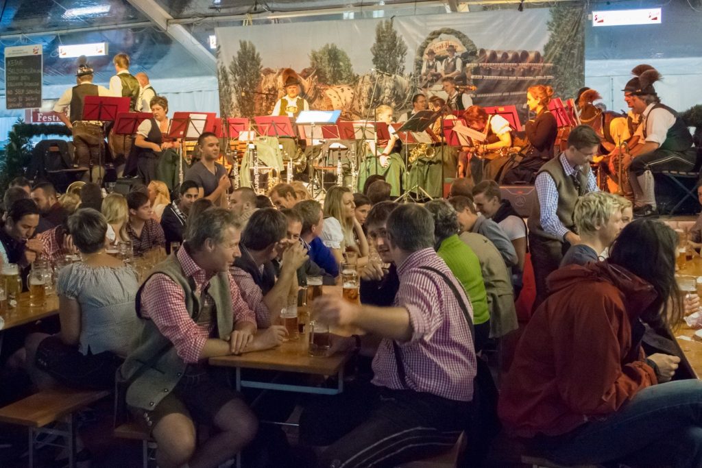 [ad_1] Primarul orașului Munchen, Dieter Reiter, a inaugurat sâmbătă cea de-a 190-a ediție a celebrului festival al berii, Oktoberfest, la care se așteaptă milioane de vizitatori, potrivit unei agenții de știri citate de o agenție de presă