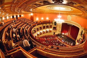 Teatrul din New York, aflat în dificultate financiară, va realiza spectacole în Arabia Saudităea noastră”