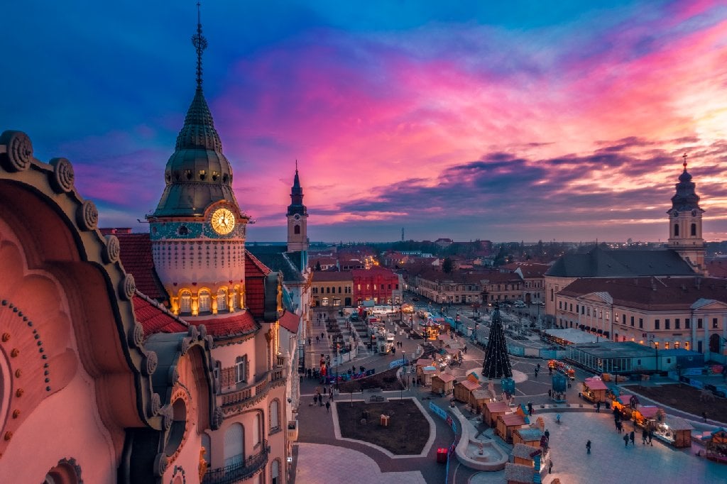 Peste 400 de cetățeni maghiari fac naveta zilnic spre Oradea pentru salarii mai avantajoase, în doar 20 de minute, păstrând limba maternă, iar costurile de trai sunt mai mici în România