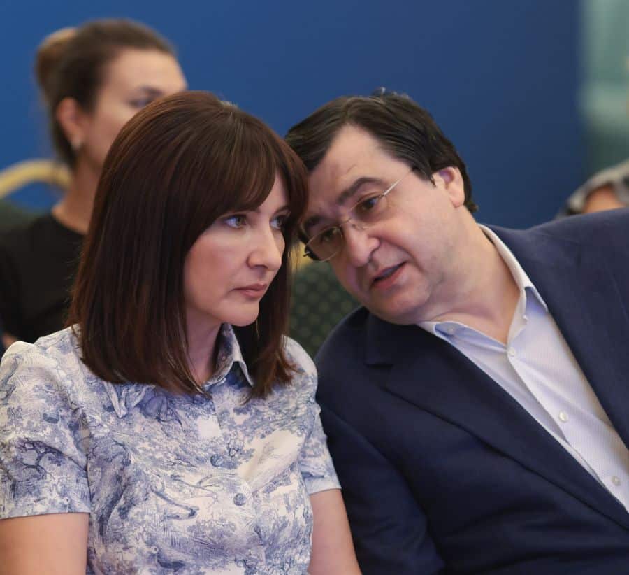 Firma conducătorilor companiei de stat CNI, susținută de familia directorului general și a celui economic, acordă contracte firmei Erbașu-Concelex, iar Diamond Floor obține până la 70% din veniturile anuale din contracte cu acești doi clienți: Erbașu SA și Concelex