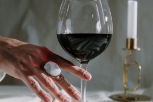 Ce se petrece cu inima ta atunci când consumi un pahar de vin? Specialiștii avertizează că, deși consumul moderat poate avea beneficii, abuzul crește riscul de boli de inimă