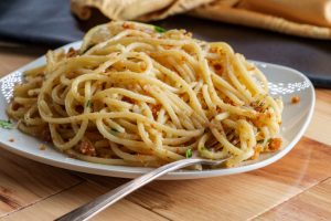 Pastele de vineri seara: Spaghetti cu anșoa în unt și pesmet crocant în loc de parmezan – Rețetă rapidă, savuroasă și perfectă pentru a păstra vara aproapeea noastră”