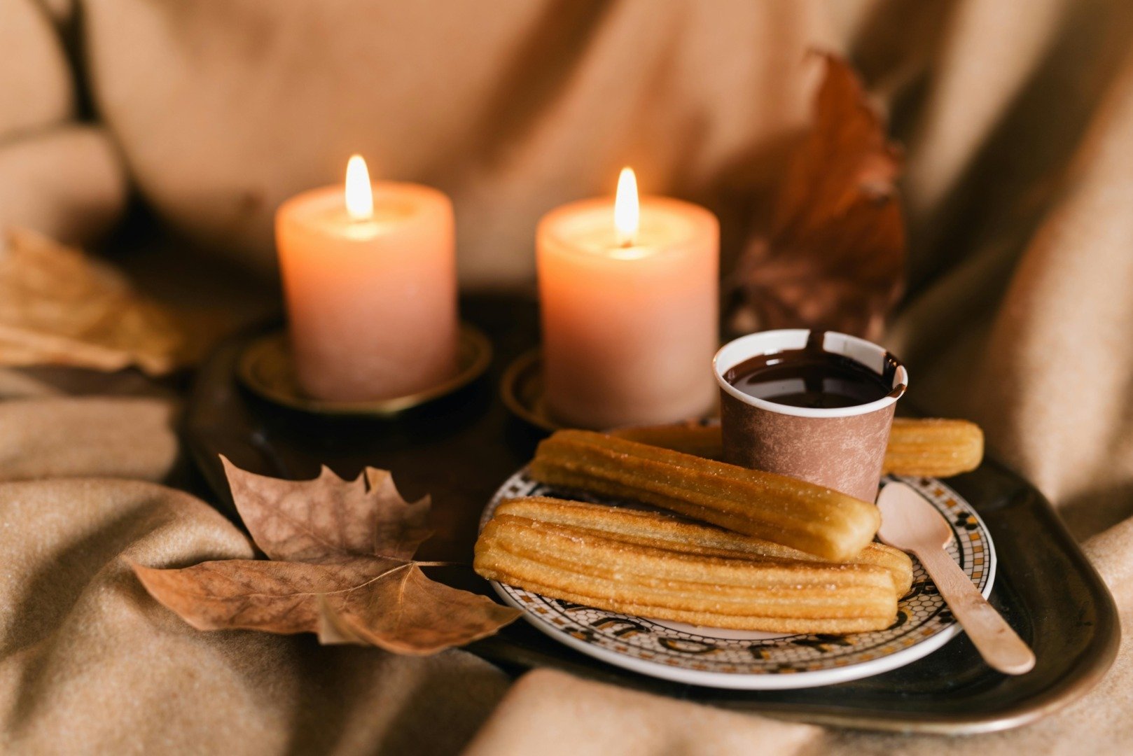 Churros – deliciile lungi și subțiri, crocante la exterior și moi în interior, acoperite cu zahăr sau înmuiate în ciocolată caldă