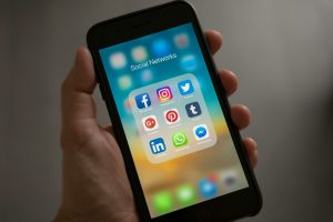 Riscurile implicite ale like-urilor: cercetare îngrijorătoare despre siguranța juvenilă pe internet