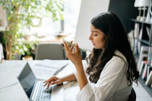 Freelancerii devin esențiali în corectarea erorilor AI, companiile preferând tot oamenii