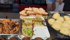 Producători locali din întreaga țară prezintă tradiții și delicii autentice la Sărbătoarea Castanelor din Baia Mare / Comercianți: „Oferim pâine făcută pe vatră, cu untură și ceapă, bulz, fasole cu ciolan în pâine”