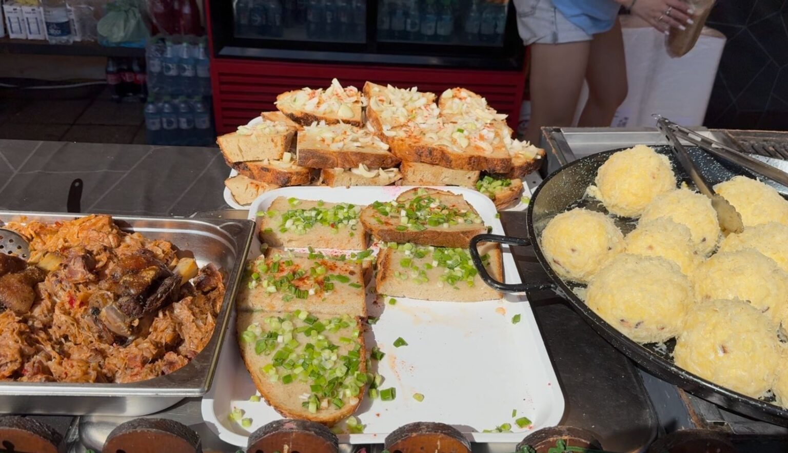 Producători locali din întreaga țară prezintă tradiții și delicii autentice la Sărbătoarea Castanelor din Baia Mare / Comercianți: „Oferim pâine făcută pe vatră, cu untură și ceapă, bulz, fasole cu ciolan în pâine”