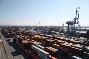 Parchetul European anunță cea mai amplă confiscare de containere din Uniunea Europeană, în valoare de minimum 250 de milioane de euro, în cadrul operațiunii Calypso, care a permis confiscarea a peste 2.400 de containere cu biciclete electrice în portul Pireu