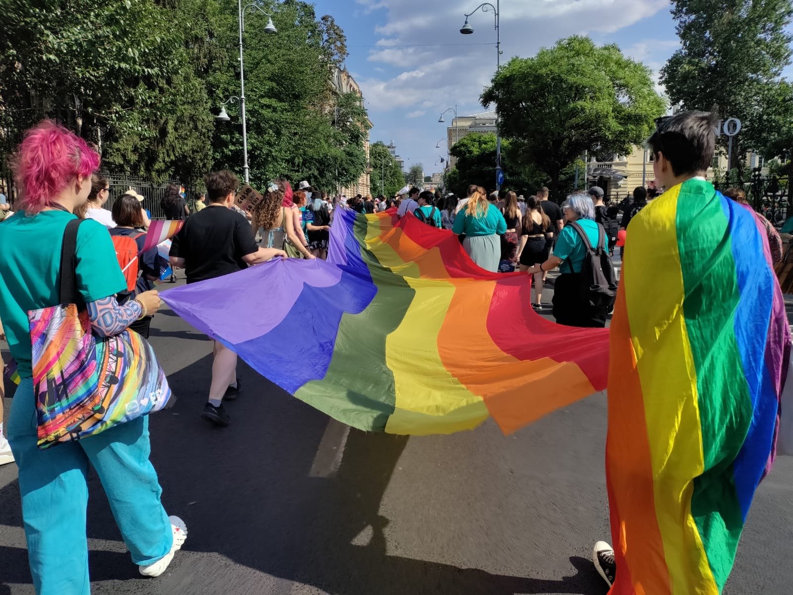 MozaiQ organizează un marș de protest în București sub sloganul „Tradiția noastră este iubirea”, solicitând parteneriat civil și o procedură echo pentru persoanele transgender
