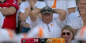 Un american surprins la meci de camerele TV, după ce a anunțat că lipsește de la serviciu din cauza bolii, în timp ce a fost filmat ca la un concert Coldplay