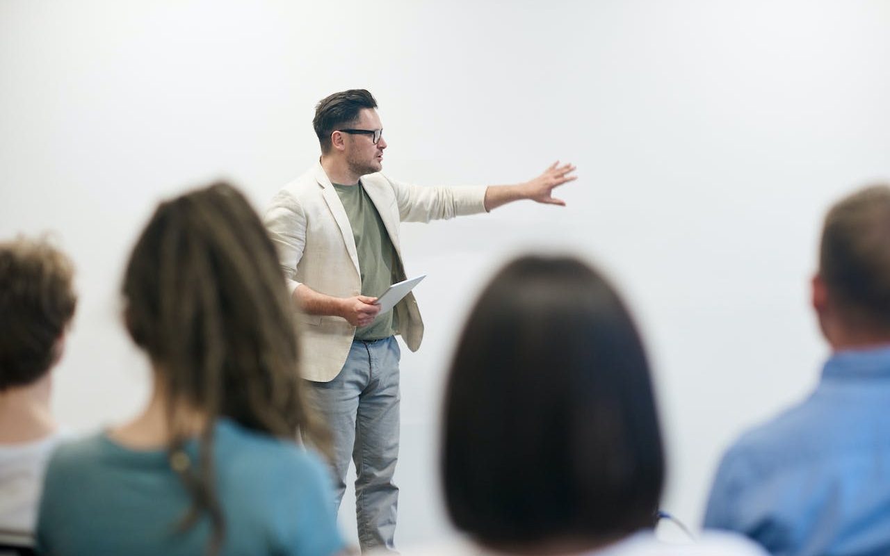 profesori-copii-elevi-teacher-invatamant-scoala-ore-cursuri.jpg