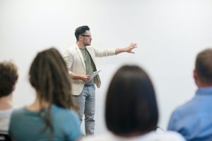 Profesor din Galați agresat de un elev de liceu după ce i-a interzis să fumeze în incinta școlii; cadavrul a fost dus la spital, iar autoritățile școlare au deschis o anchetăea noastră”