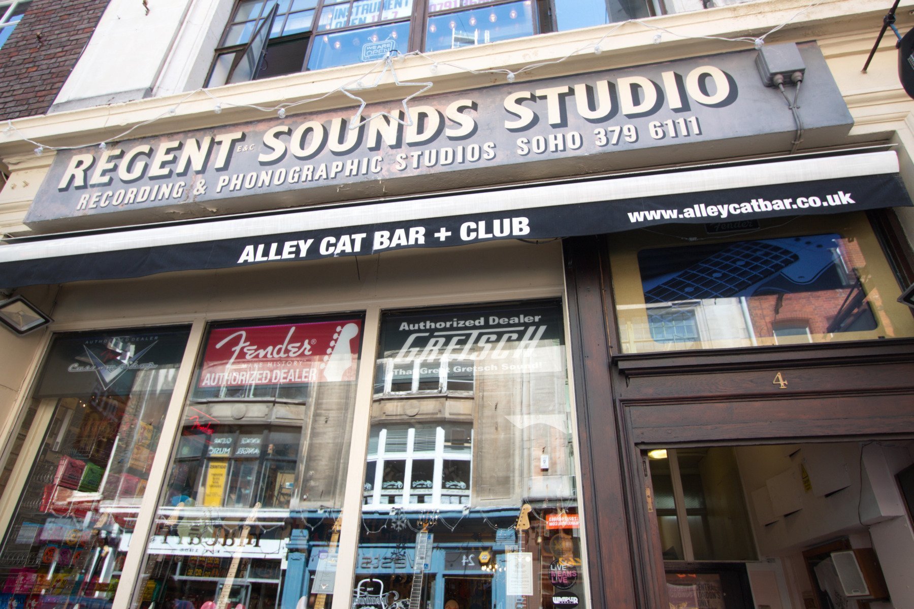 [ad_1] Studioul de înregistrări Regent Sounds, situat pe strada Tin Pan Alley din Londra, a fost utilizat de artiști celebri precum Jimi Hendrix, David Bowie și The Rolling Stones în perioada anilor 1960 până la începutul anilor 1980