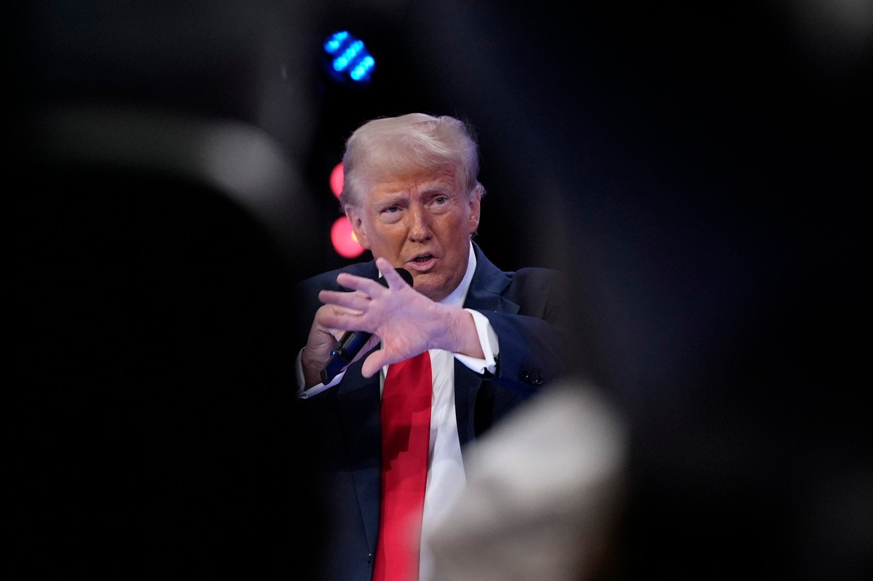 Critica fostului director FBI relevă schimbarea radicală în strategia lui Trump și implicarea președintelui SUA în sistemul judiciar – analiză de la o televiziune de știri americane